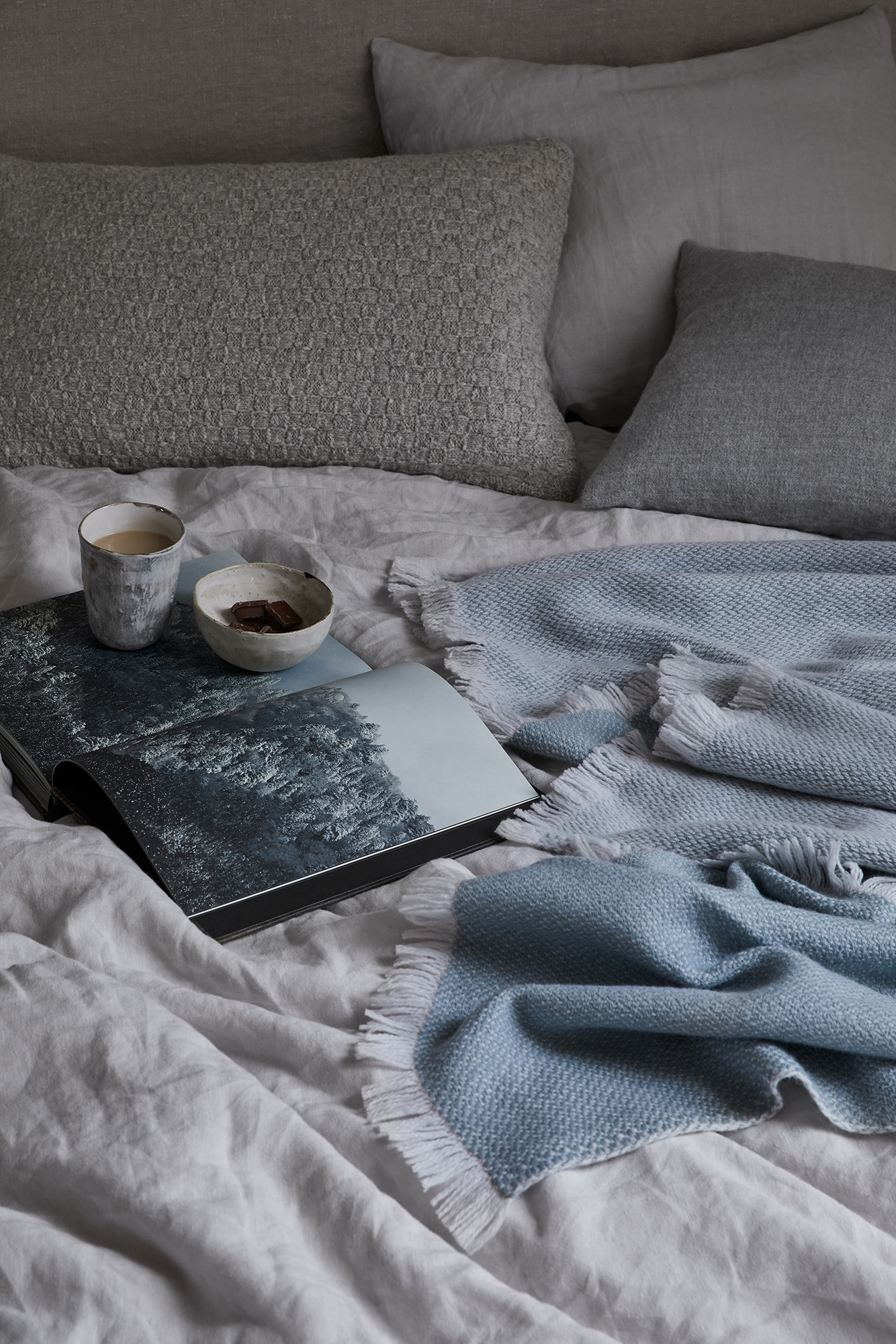 Pled dwustronny baby alpaca z kaszmirem i wełną merynosa w kolorze Ocean i pościel lniana w kolorze Moonstone. 